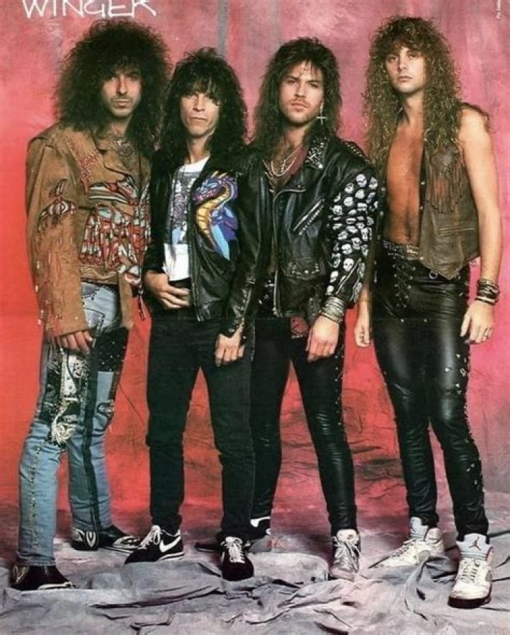 Does winger still sing seventeen?