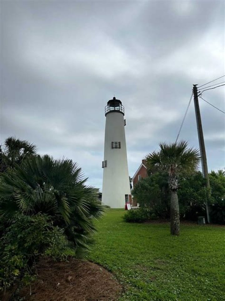 How are lighthouses built so strong?
