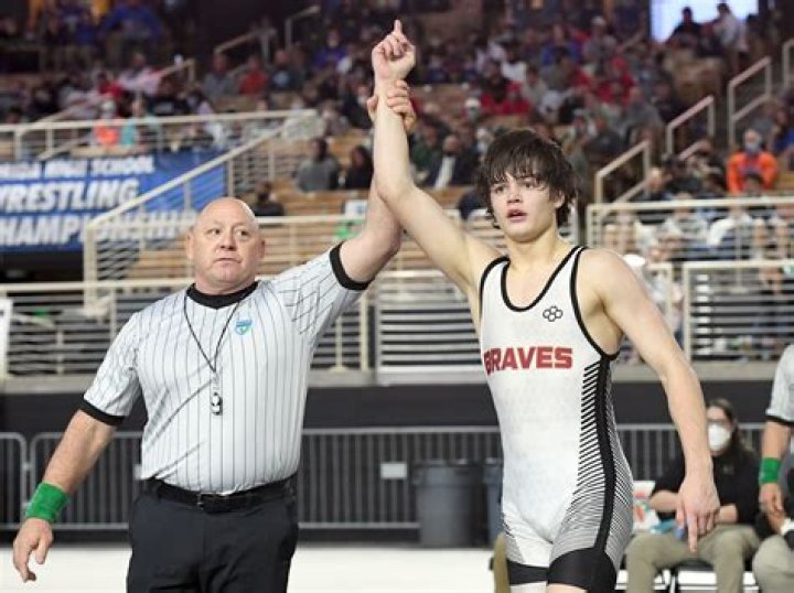 How are team points scored in high school wrestling?