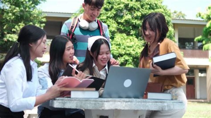 How can a Filipino student get scholarship in Australia?