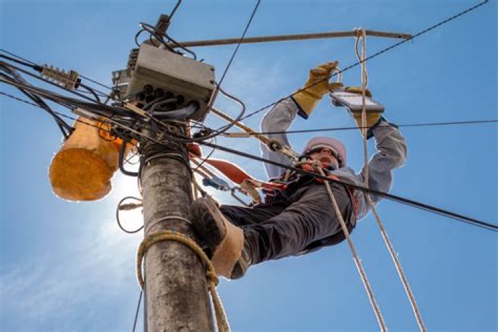 How dangerous is an electrical lineman job?