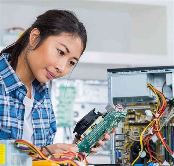 How do I become a computer technician in Canada?