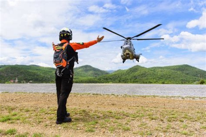 How do I become a helicopter lineman?