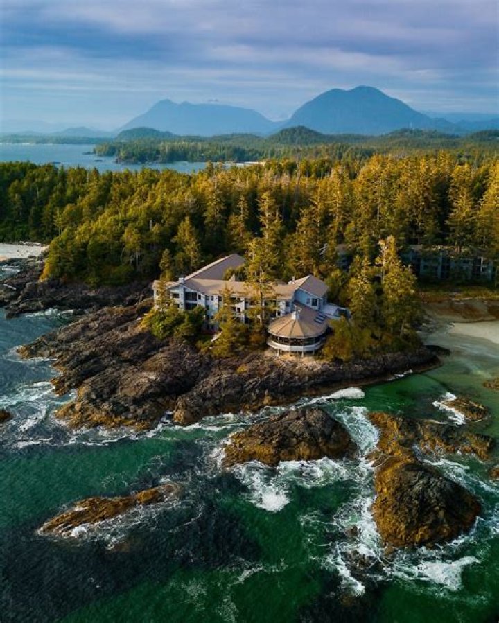 How do I get to Tofino by bus?