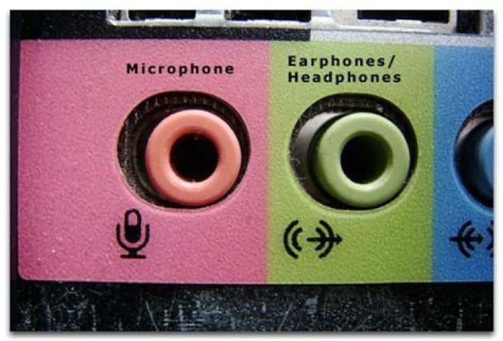 How do I plug headphones into my iPad?
