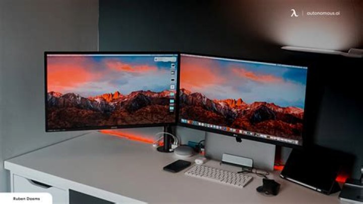 How do I setup dual monitor wallpaper Windows 10?