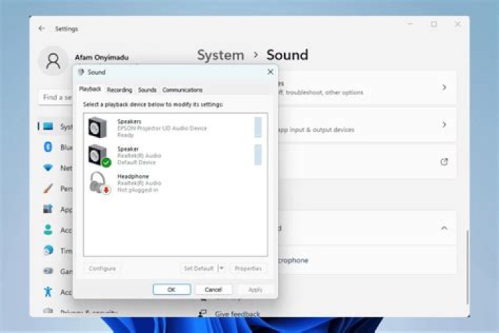 How do I switch between audio outputs in Windows 7?