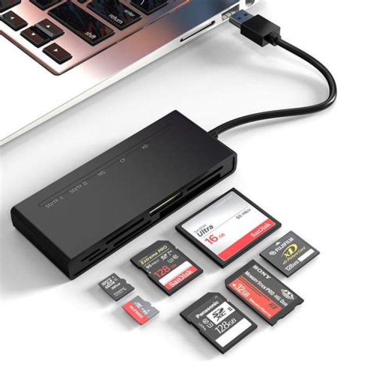 How do I use my SDXC card slot on MacBook Air?