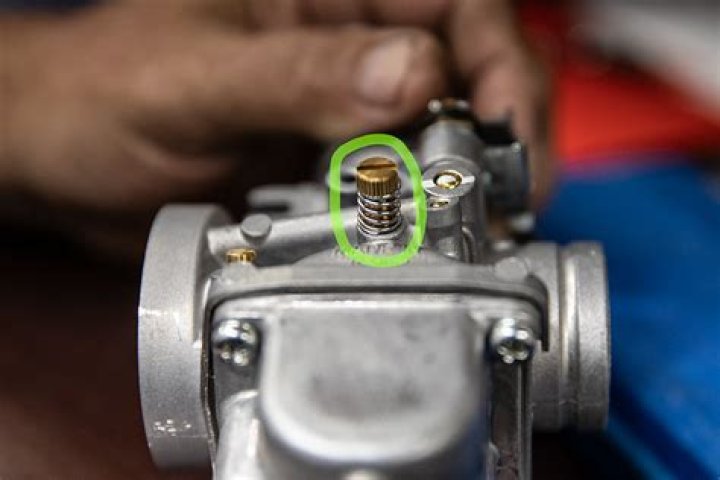 How do you adjust the fuel mixture on a Yamaha Grizzly?