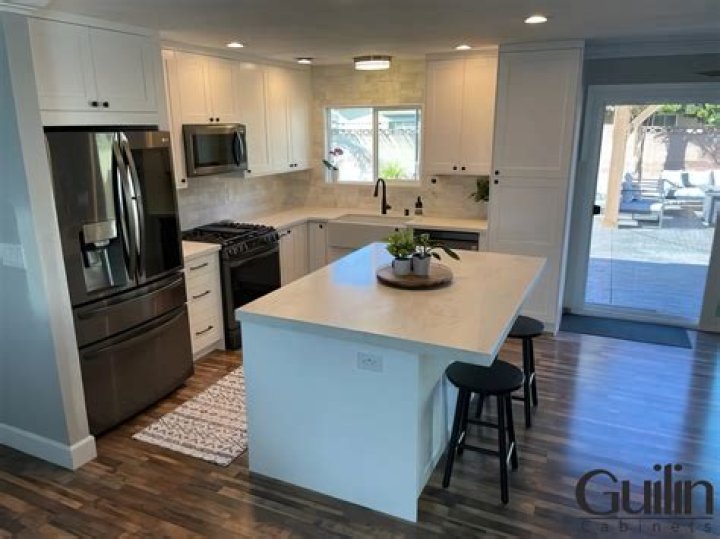 How do you arrange an L shaped kitchen?