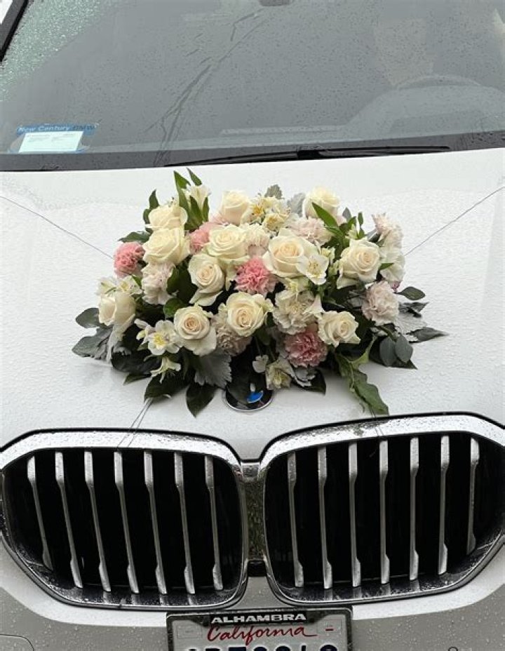 How do you decorate a car for wedding?