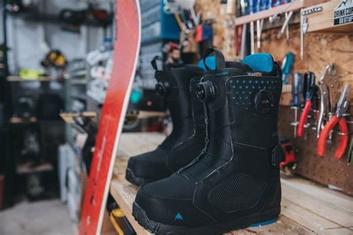 How do you loosen Boa snow boots?