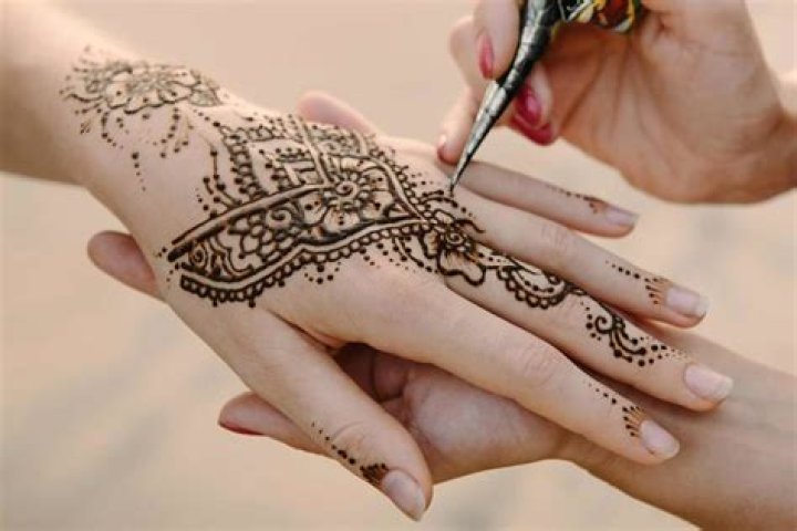 How do you maintain a henna tattoo?