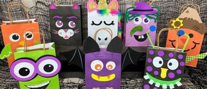 How do you make a sweet Halloween bag?