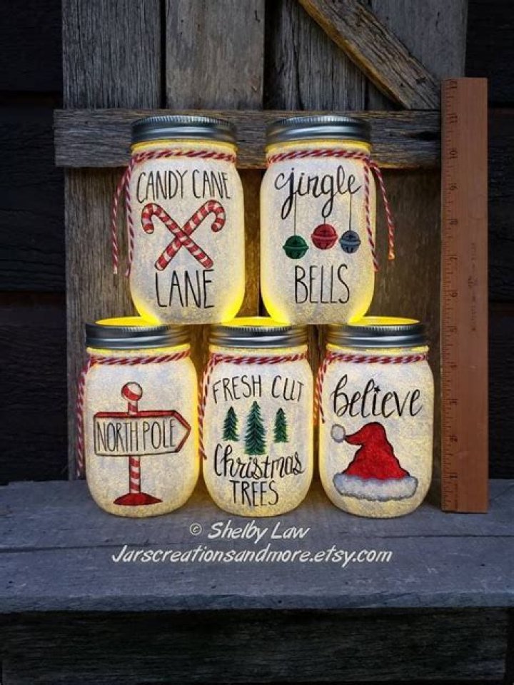 How do you paint Mason jars for Christmas?