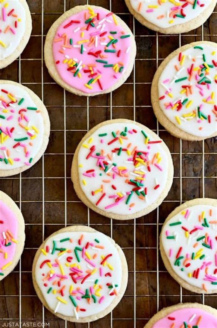 How do you put icing on sugar cookies?