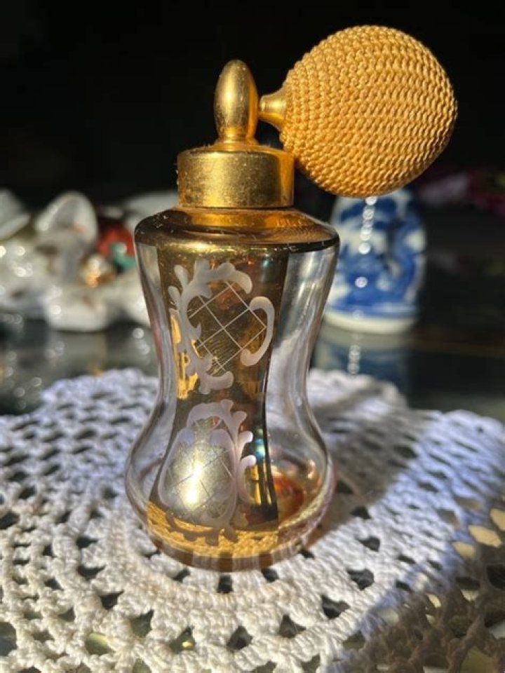 How does a vintage perfume atomizer work?