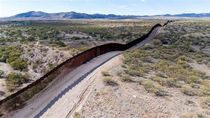 How far is Wellton Arizona to the Mexican border?
