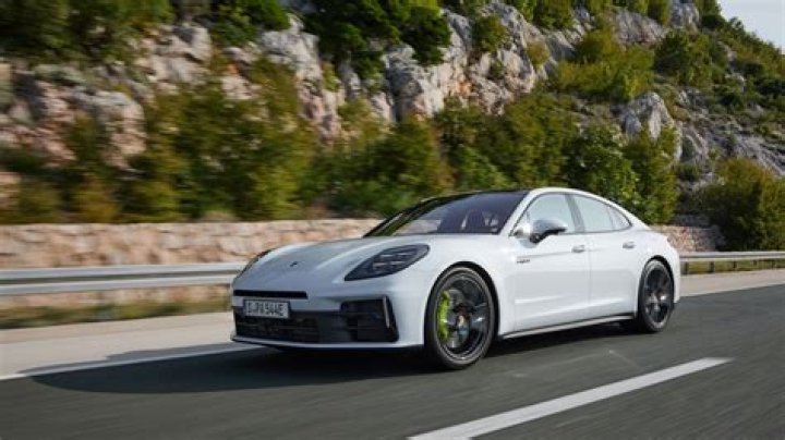 How fast does a Porsche Panamera 4S go?