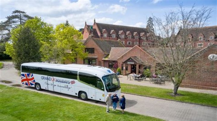 How long does it take by coach from London to Manchester?