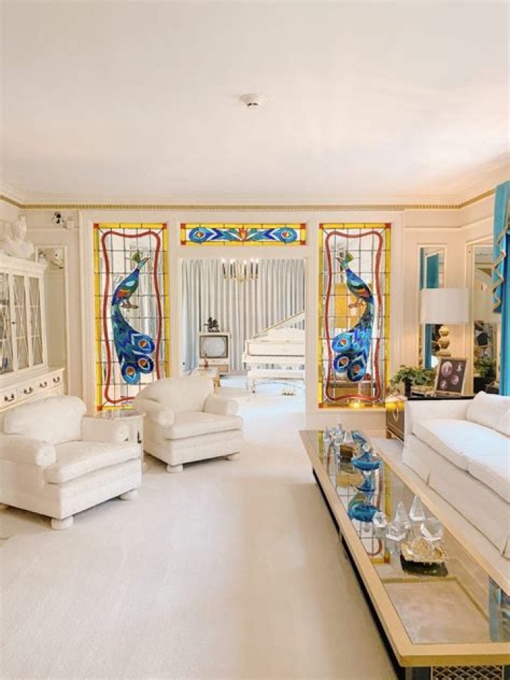 How long does it take to tour Graceland?