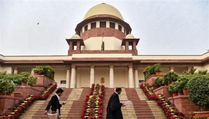 How many advocates are there in Delhi?