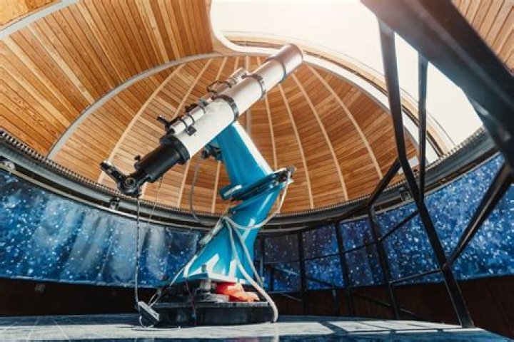 How many astronomical observatories are there in the world?