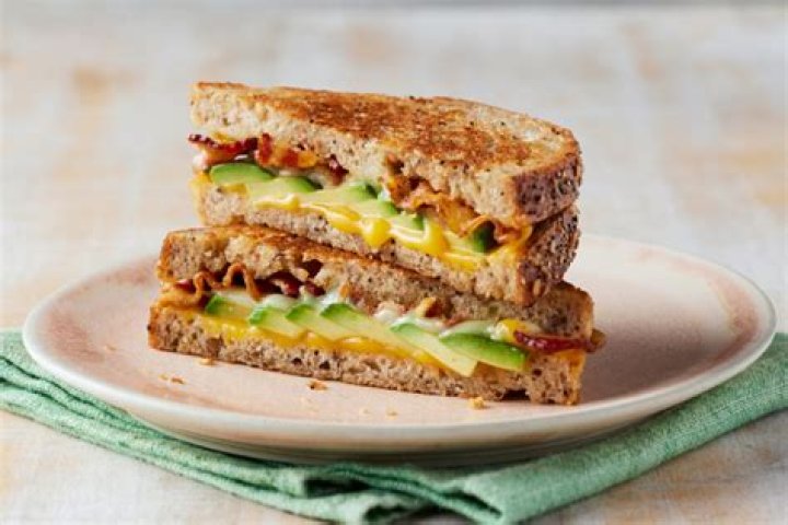 How many calories are in a egg and avocado sandwich?