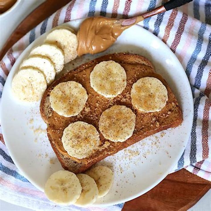 How many calories does a toast with peanut butter and banana have?