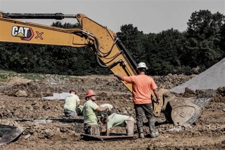 How many days a week do construction workers work?