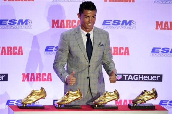 How many golden shoes have Neymar?