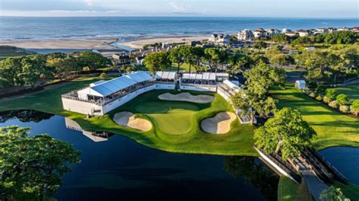 How many golf courses are in Daytona Beach?