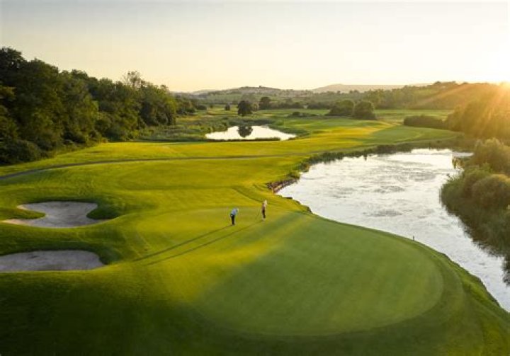 How many golf courses are there in Indian Wells?