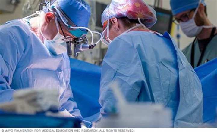 How many hours a week do cardiac surgeons work?