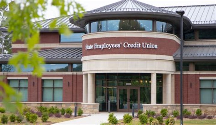 How many Illinois state employees are there?