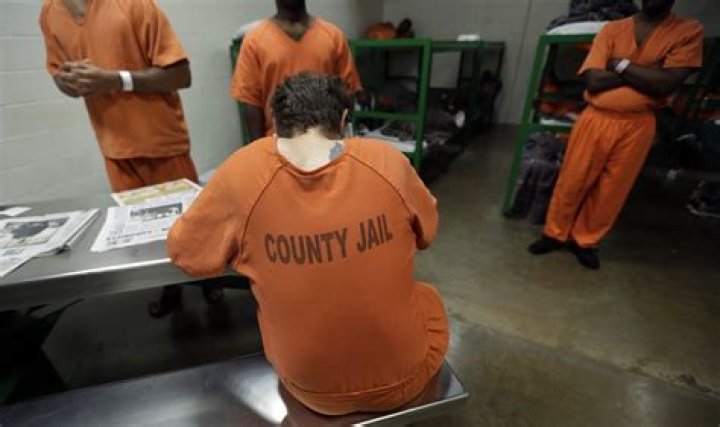 How many inmates are in Dauphin County Jail?