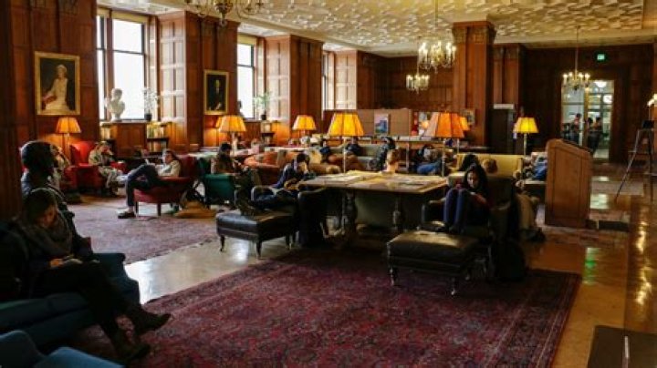 How many libraries does UConn have?