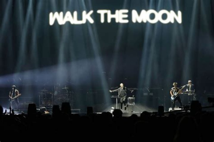 How many members walk the moon band?