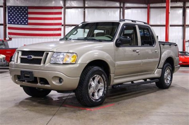 How many miles per gallon does a 2004 Ford Explorer XLT get?