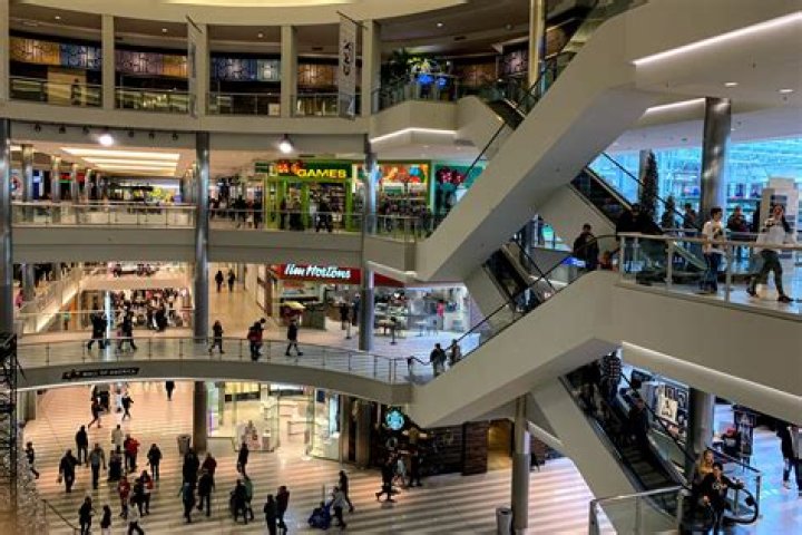 How many people are in Mall of America?