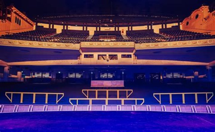 How many people does the 02 Academy Glasgow hold?