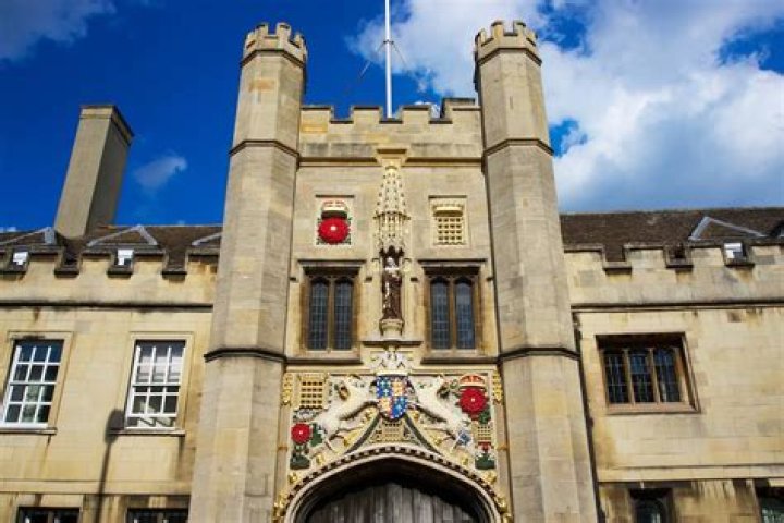 How many public universities are there in Melbourne?