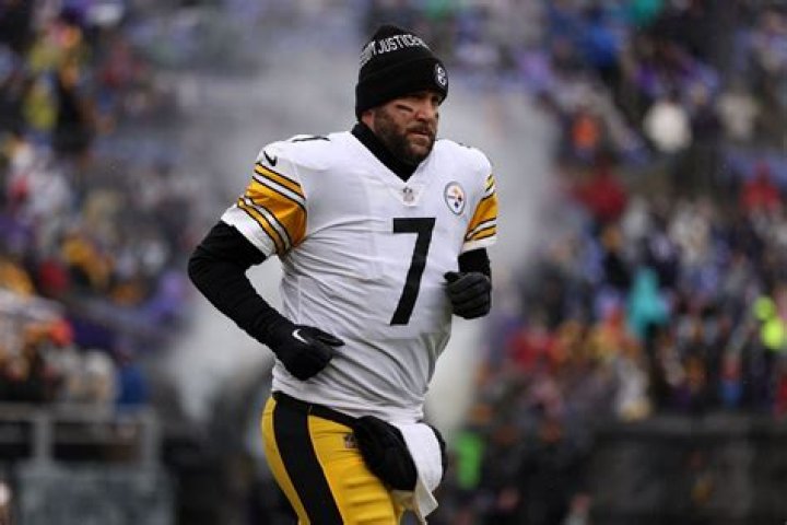 How many retired players sued the NFL?