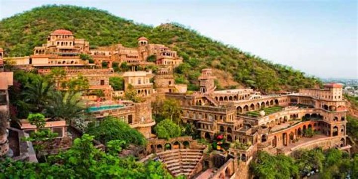 How many rooms are there in Neemrana Fort?