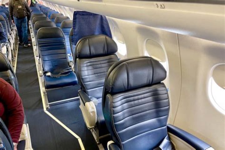 How many seats does United Embraer 175 have?