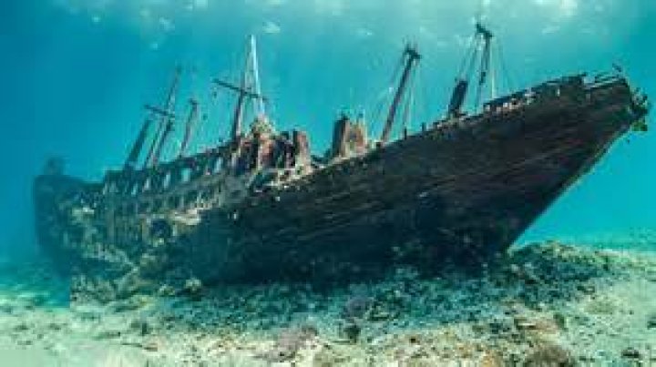 How many shipwrecks are there in Thunder Bay?