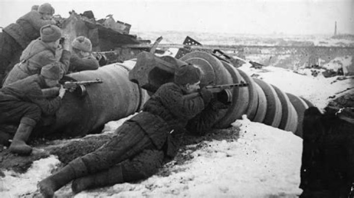 How many soldiers died in the battle of Leningrad?