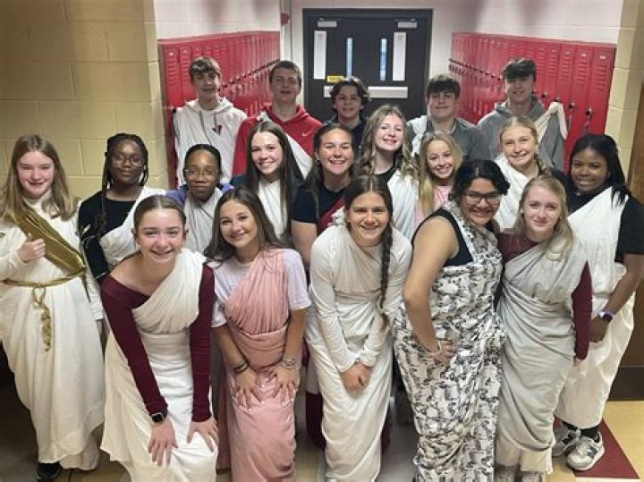 How many students attend Hewitt-Trussville High School?