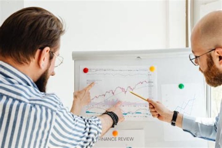 How much do bond traders make?
