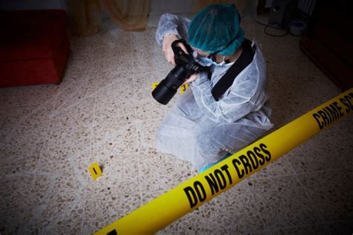 How much do crime scene photographers make?